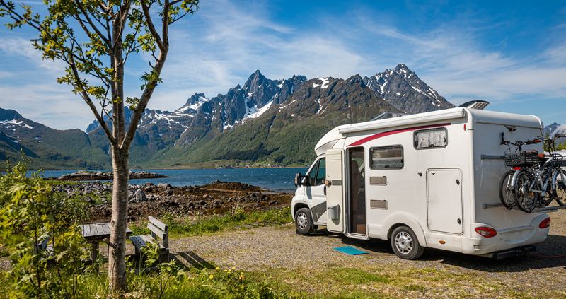Une famille qui voyage avec une marque de camping-car fiable
