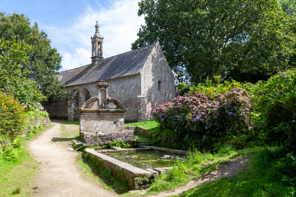 La fontaine de la chapelle de Notre-Dame-Bonne-Nouvelle à Locronan
