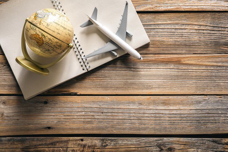 un avion miniature et une petite globe sur une table