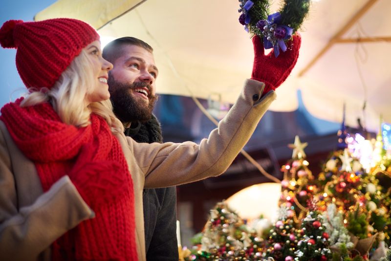 Des achats pendant le marché de Noel