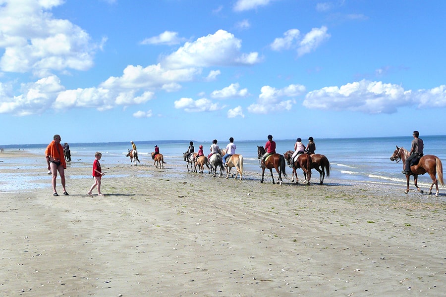 des campeurs pratiquent l'équitation au camping Le Cormoran