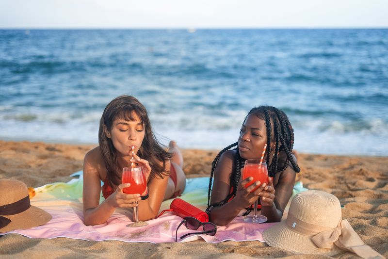 Deux filles allongées sur une plage naturiste en Corse