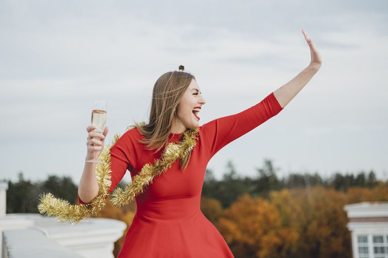 Une femme en robe rouge dansant au festival